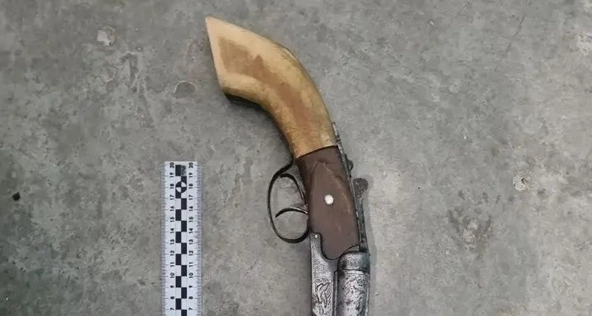 В Мегионе полицейские задержали мужчину за выстрел в подъезде жилого дома