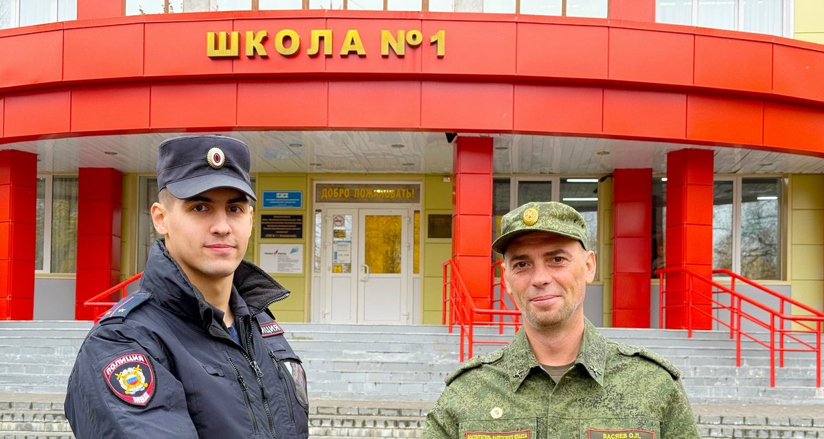 Участковый из Белоярского поблагодарил учителя физкультуры за помощь в службе